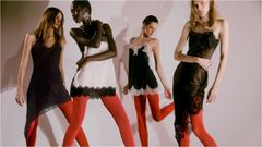 Medias rojas en lo nuevo de Zara