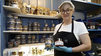 Nieves Medina, una de las propietarias de Curric�n, posa con alguno de los productos que comercializaban. 