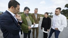 El alcalde y otro concejal con representantes de la Fundaci�n Olid�s, que impulsa el proyecto empresarial