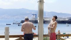 Dos ba�istas usando ayer las duchas en la playa de Panx�n.