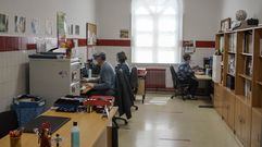 Personal de administraci�n de un colegio p�blico trabajando con las medidas de seguridad exigidas por la crisis sanitaria