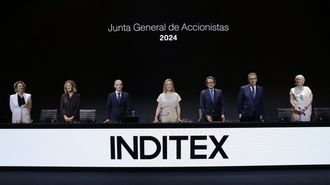Jos Arnau, a la derecha de Marta Ortega