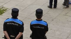 Agentes de la Polic�a Local vigilan una calle del casco hist�rico de Monforte