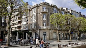 El edificio en el que se proyectan las viviendas se encuentra en la esquina que hay entre las calles de Montero Ríos y Castelar. La intención pasa por recuperar el valor funcional del inmueble y organizar las tres plantas en nueve hogares. La fachada es de granito y cuenta con grecas decorativas. Los arquitectos se comprometen a realizar una intervención respetuosa.