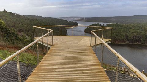 El mirador de Cereixo (Vimianzo), sobre la r&iacute;a de Camari&ntilde;as.