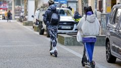 Jvenes andando en patinete elctrico por la calle