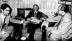 Alonso Amat, agasajado por su sucesor en la Zona Franca, L�pez Pe�a, y el alcalde Manoel Soto.