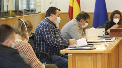 Daniel García, con camisa de cuadros, en un pleno del Concello de Ponteceso
