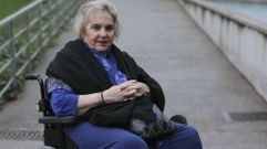 La afectada, en el exterior de la residencia en la que vive desde que sufre la lesi�n medular