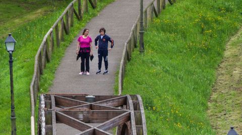 Dos mujeres pasean este viernes por el parque de Invierno de Oviedo
