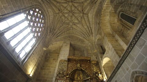 Catedral de Ourense. La capilla de San Juan (s.XIII) era el antiguo baptisterio. El conde de Benavente se escondi en ella luchando con su homnimo de Lemos y la destruy. Para reponer su falta, la mand reconstruir con una bella bveda estrellada y ventanas de estilo gtico flamgero.
