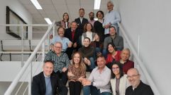 Casc�n (en la foto, con gafas de sol en la cabeza) junto con otros representantes de emisoras de radio municipales e investigadores de distintas universidades de Espa�a que se re�nen esta semana en M�laga para evaluar las posibilidades de la App AEDO para la medici�n de audiencias en poblaciones con menos de 100.000 habitantes.