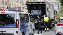 Policía Local de A Coruña escolta a un camión de recogida de basura durante la huelga del verano del 2024