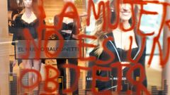 Pintadas en una tienda de lencer�a en Oviedo