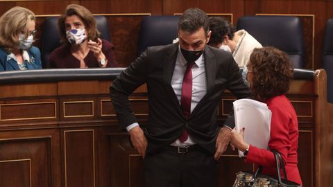 El presidente del Gobierno, Pedro S�nchez, y la ministra de Hacienda, Mar�a jes�s Montero, durante el debate de los Presupuestos