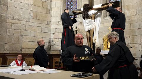 Desenclavo y procesi�n del Santo Entierro en Noia