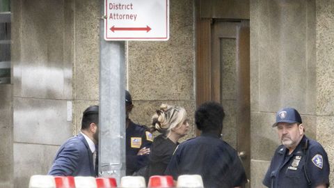 Stormy Daniels, a su llegada al tribunal de Manhattan para testificar por segunda vez en el juicio contra Trump.