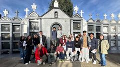 Alumnos de primeiro de BAC do IES Monte Castelo de Burela visitaron o xoves o cemiterio parroquial coas profesoras Herminia Pernas e Amalia Soto