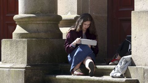Foto del pasado mes de marzo de una joven en la �nica facultad de Medicina de Galicia, en la Universidade de Santiago