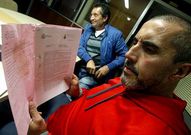 Los denunciantes, mostrando denuncias y partes de lesiones. 