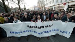 Centenares de personas reclamaron en Bayona la libertad de los cinco franceses detenidos