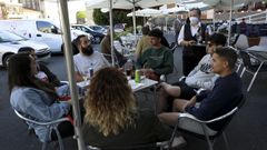 J�venes en una terraza hostelera de Negreira a principios del pasado verano