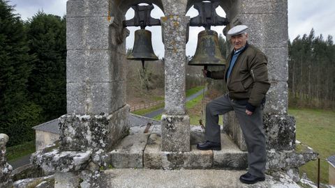 Jos Luis Rivera, en lo alto del campanario de Churo, Irixoa.