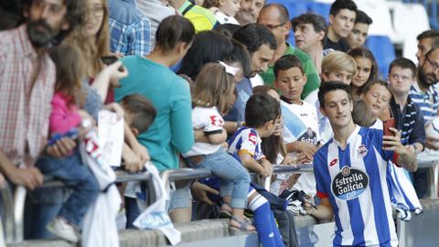 Luis Alberto sujeta un smartphone para tomar una foto.