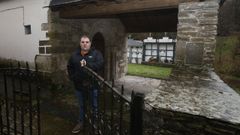 Aitor Besteiro, de 32 a�os, delante de la iglesia de Cortapezas (Portomar�n), su aldea natal, que celebra de nuevo gracias a su esfuerzo