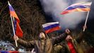 Activistas prorrusos celebrando en la calles de Donetsk la decisi�n de Putin de reconocer su independencia.