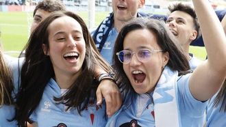 Paula Lorenzo e Irene Fern�ndez, celebrando el ascenso de As Celtas a Segunda Federaci�n en Bala�dos hace un a�o.
