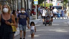 Imagen de la calle peatonal de Boiro, concello en el que han vuelto a aparecer positivos