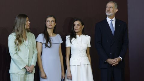 La familia real durante la firma del papa Le�n XIV en el libro de honor