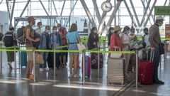 Pasajeros en el aeropuerto de Lavacolla en agosto del 2021.
