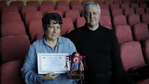 De la mano de Nieves Rodr�guez (en la foto con  Miguel �ngel Rodr�guez Luaces) naci� en 1992 el Laboratorio de Bases de Datos de la UDC con la idea de �resolver problemas reais da sociedade e das administraci�ns�. Entre sus hitos est� la creaci�n de la Biblioteca Virtual Galega en el 2002