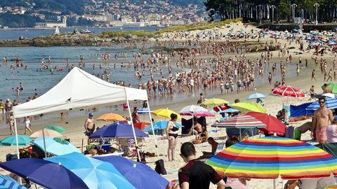 La playa de Samil, en Vigo, estuvo abarrotada desde primera hora de la maana