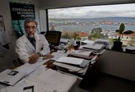 El doctor San Mart�n, en la unidad de paliativos del hospital de Oza.