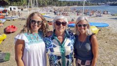 Maruxa Rico junto a sus hijas, Cristina y Begoa, en el arenal de Cabanas
