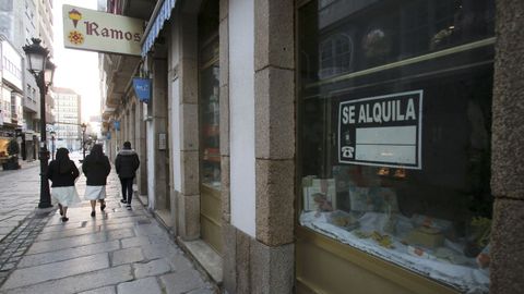 Locales cerrados en calles comerciales de Ferrol.