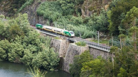 El tren laboratorio del ADIF haciendo pruebas en la renovada va de Monforte a Ourense