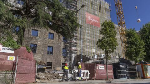 Obras en el antiguo Hospital Xeral de Galicia, en Santiago, que abrir en septiembre como residencia