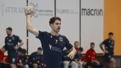 �lex Chan, central del OAR Coru�a, con el bal�n en la mano