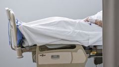 Imagen de archvio de un paciente en una camilla en el HULA.
