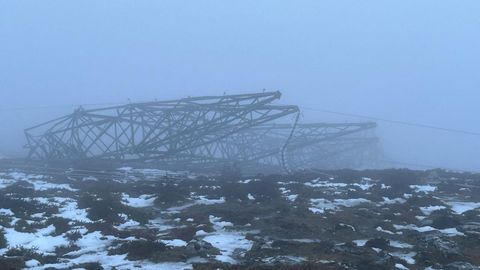 Torre el�ctrica de alta tensi�n ca�da por el temporal Ingrid en Covelo, un municipio pr�ximo a la ciudad de Vigo.