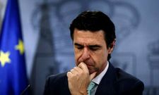 El ministro Soria repasa las notas antes de explicar la reforma energ�tica.