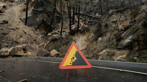 El derrumbe en el monte de Lorn�s mantiene cortada la carretera