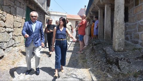 El alcalde de Xunqueira de Amb�a, con la conselleira de Infraestruturas, durante la visita a las calles en las que se har� la intervenci�n.