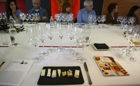 Antes del �showcooking� hubo una cata de vinos y quesos europeos.