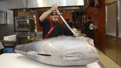 Juliano Campos, del restaurante Kyoto, despieza un at�n de 190 kg en la plaza de abastos