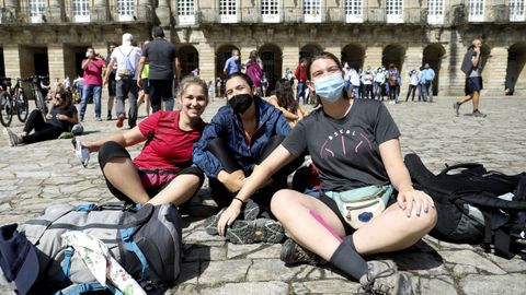 Un grupo de amigas procedentes de Barcelona llegaron ayer a la plaza del Obradoiro